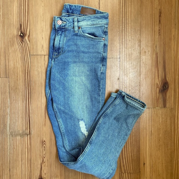 ASOS Denim - Asos light wash distressed skinny jeans SIZE 28
